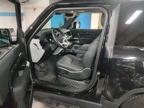 Land Rover Defender 2024