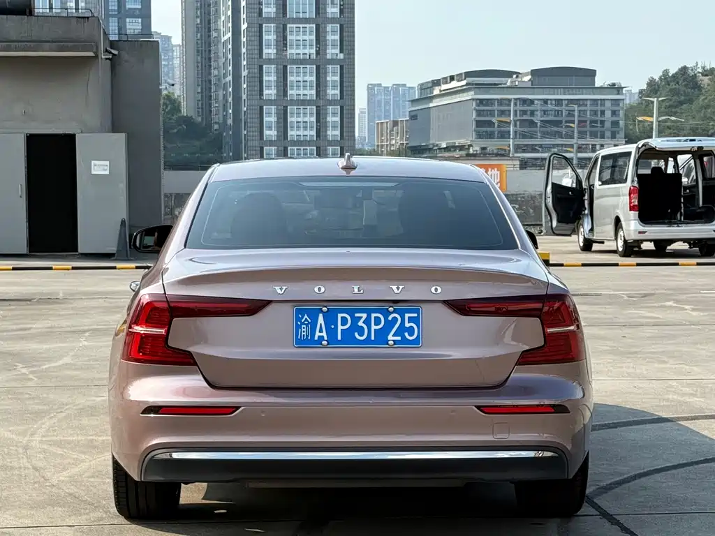 Volvo S60 2022 — фото 17