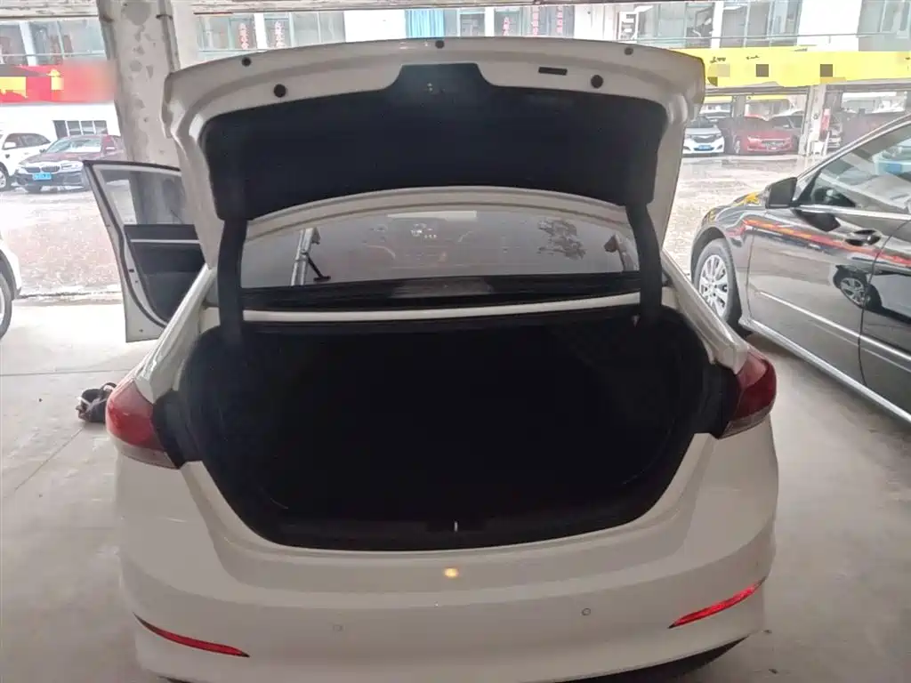 Hyundai Elantra 2017 — фото 19