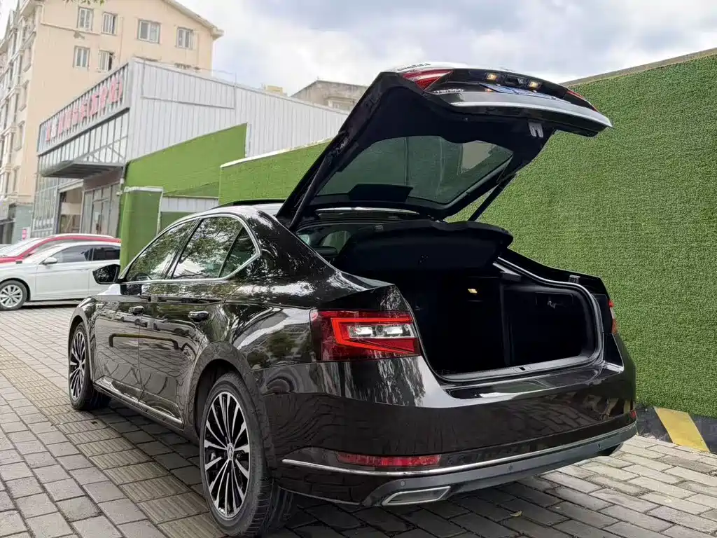 Skoda Superb 2018 — фото 14