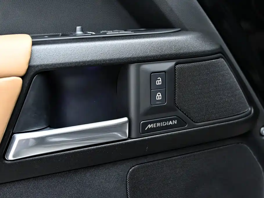 Land Rover Defender 2024 — фото 25