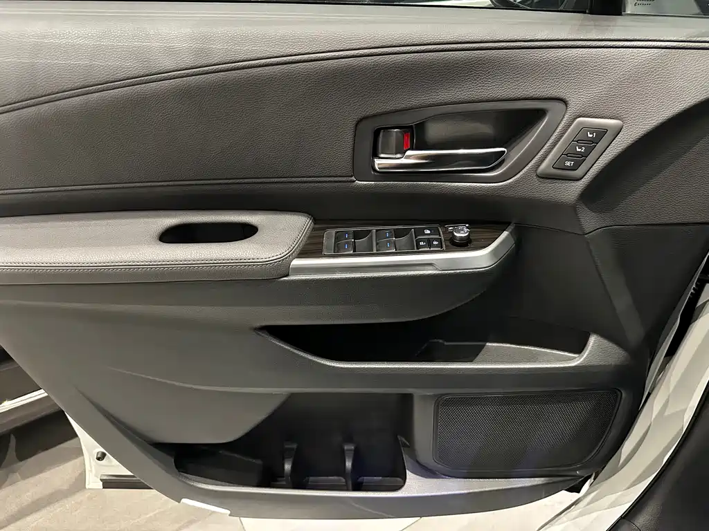 Toyota Granvia 2023 — фото 20