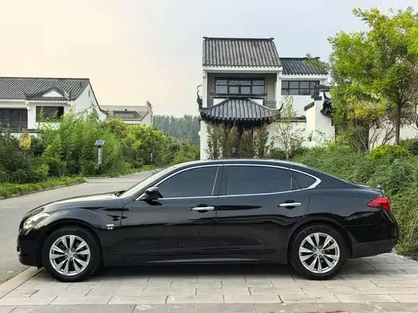 Infiniti Q70 2014