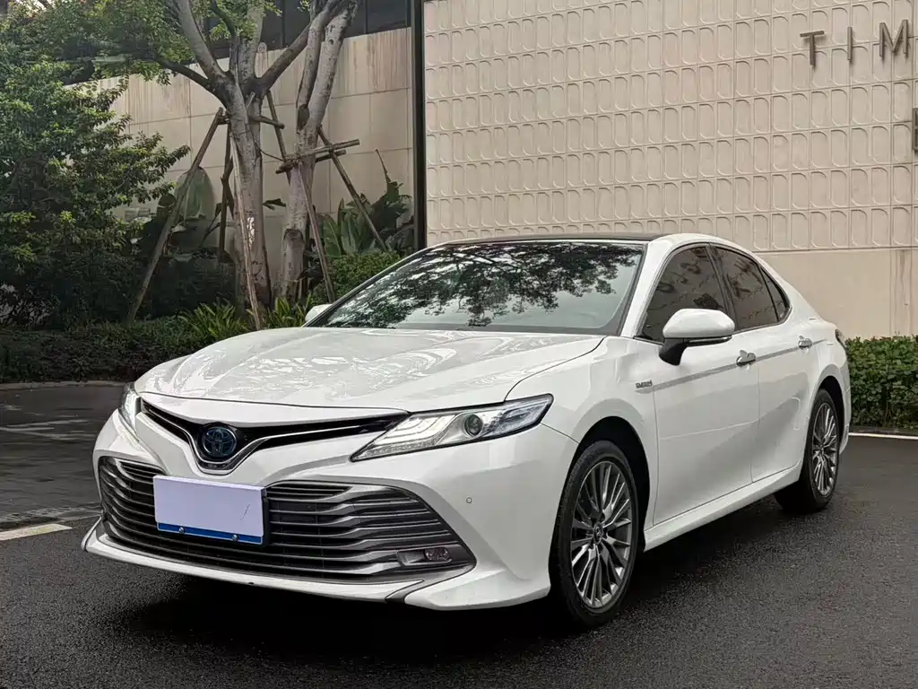 Toyota Camry 2019 — фото 1