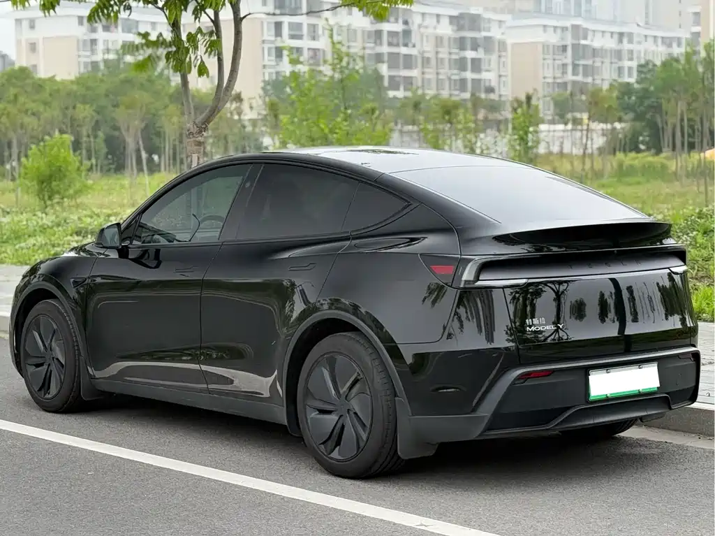 Tesla Model Y 2025 — фото 13