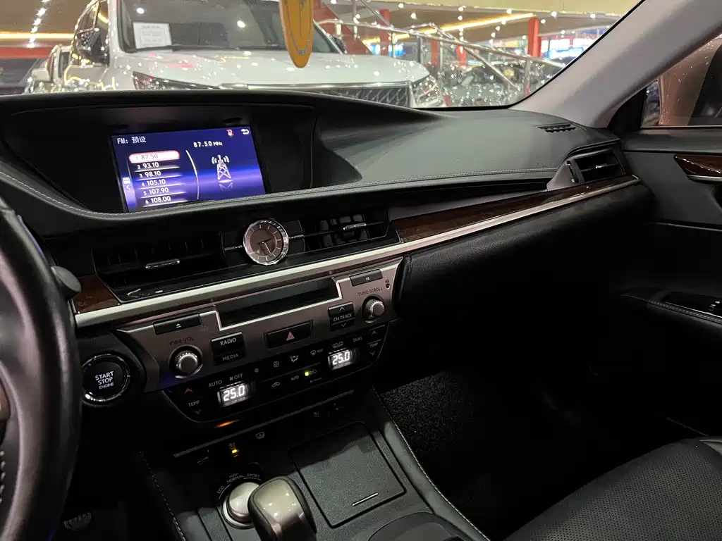 Lexus ES 2018 — фото 14