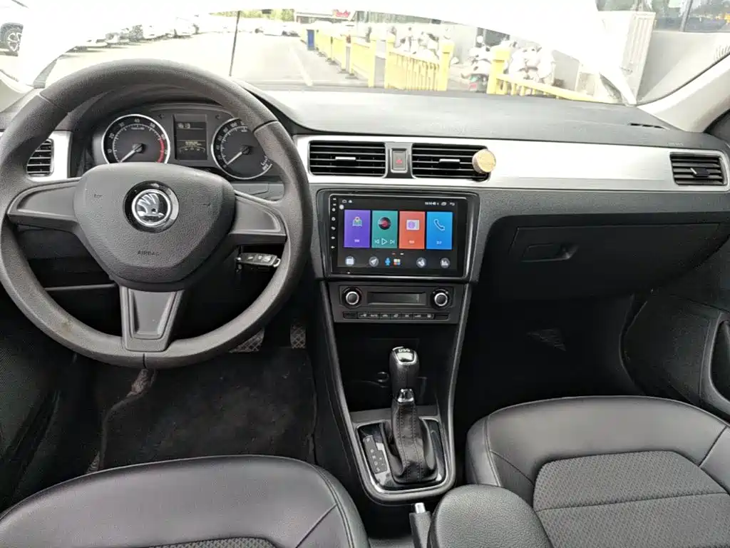 Skoda Rapid Spaceback 2015 — фото 10