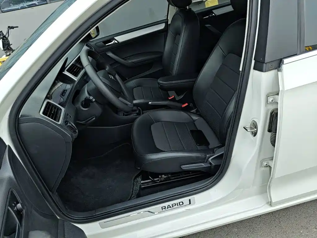 Skoda Rapid Spaceback 2015 — фото 15