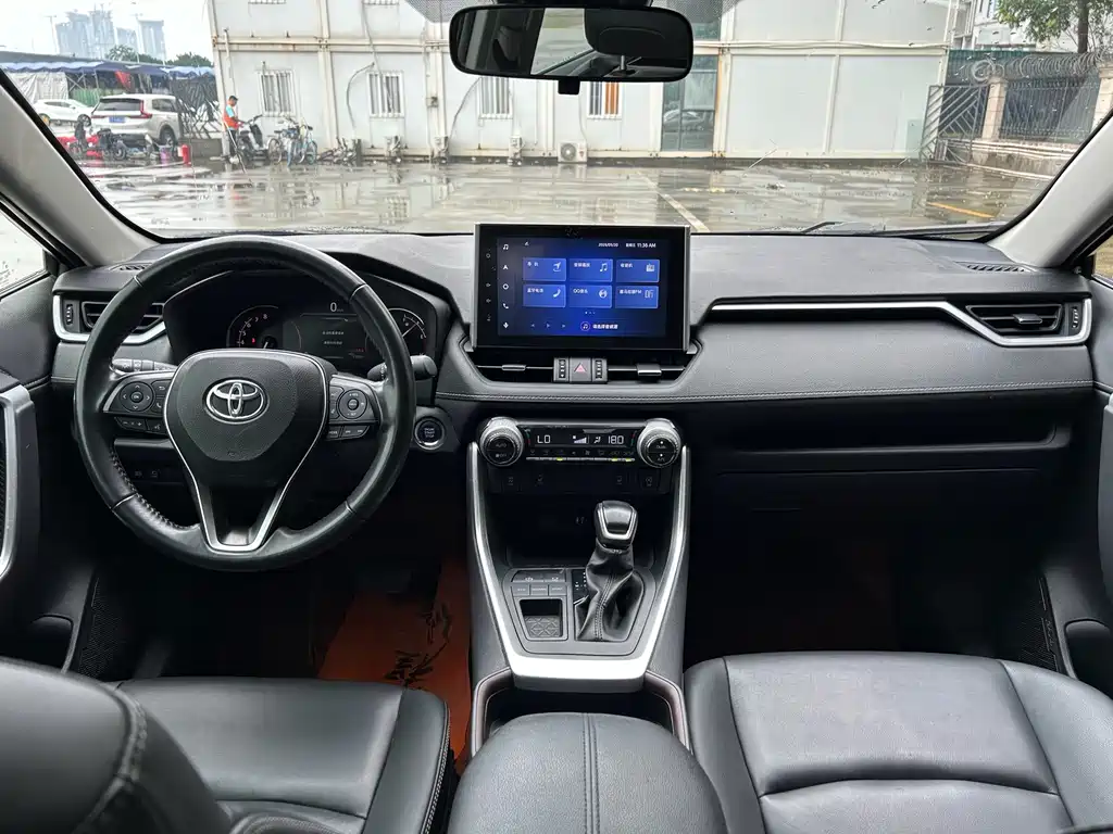 Toyota RAV4 2023 — фото 11
