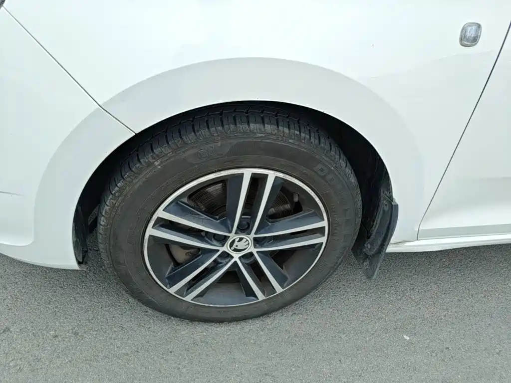 Skoda Rapid Spaceback 2015 — фото 23