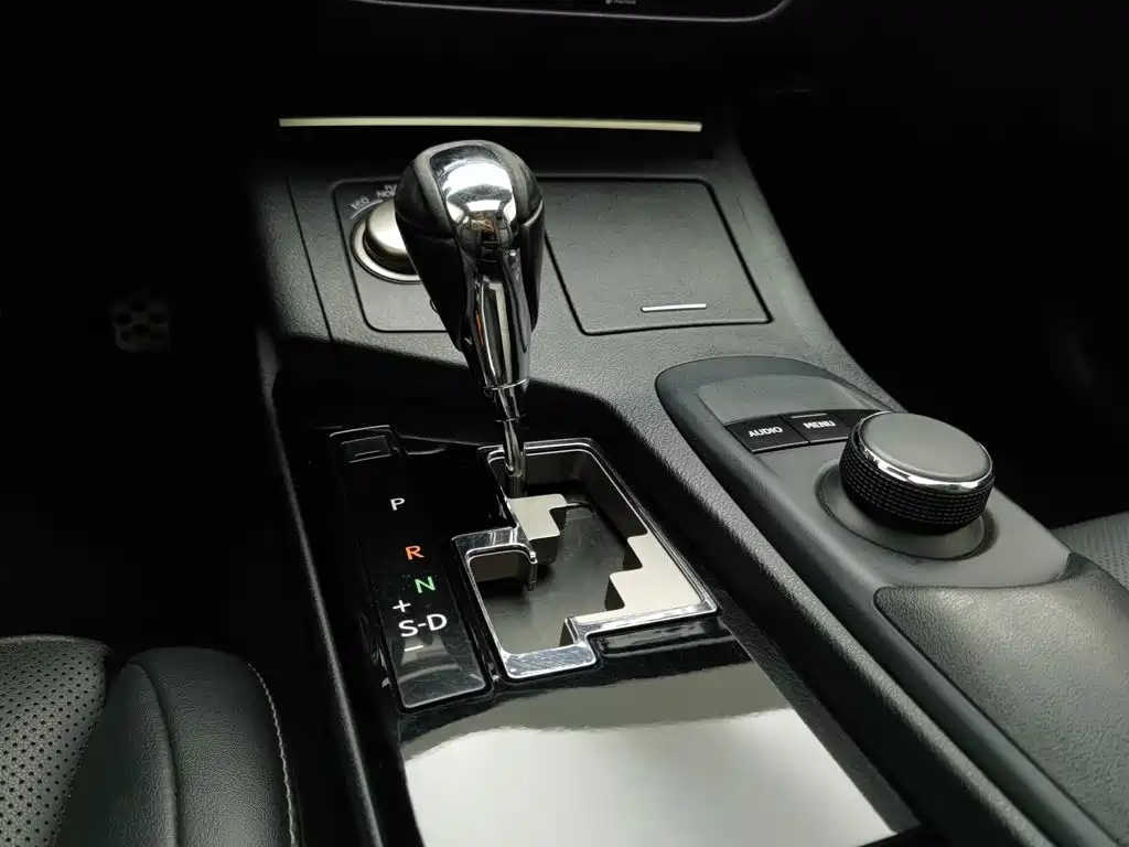 Lexus ES 2015 — фото 13