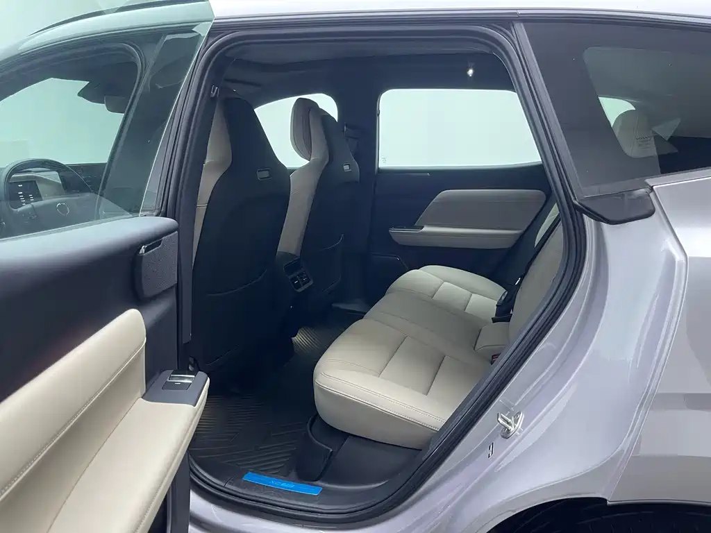 Volvo XC70 Plug-In Hybrid 2025 — фото 14