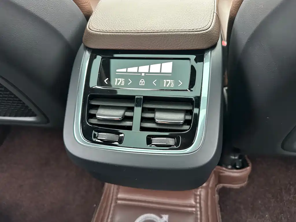 Volvo XC90 2021 — фото 12