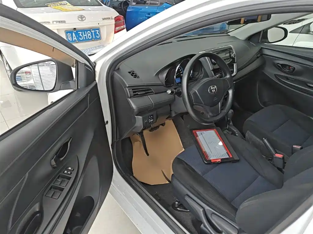 Toyota Yaris L 2017 — фото 16