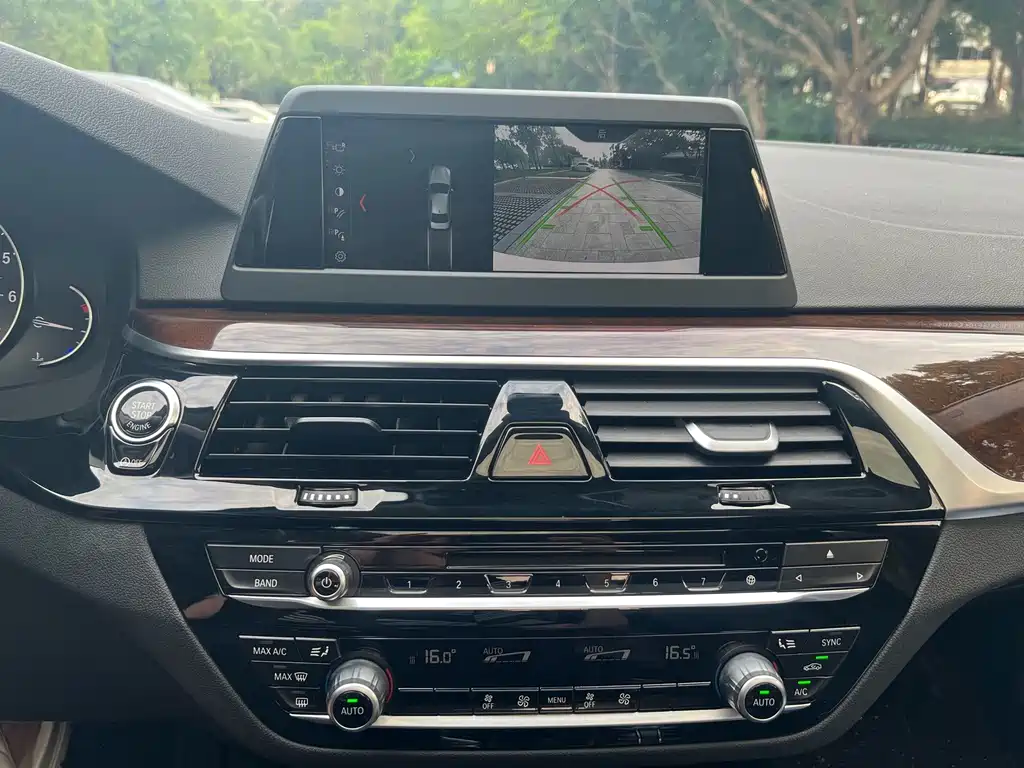 BMW 5 Series 2017 — фото 14
