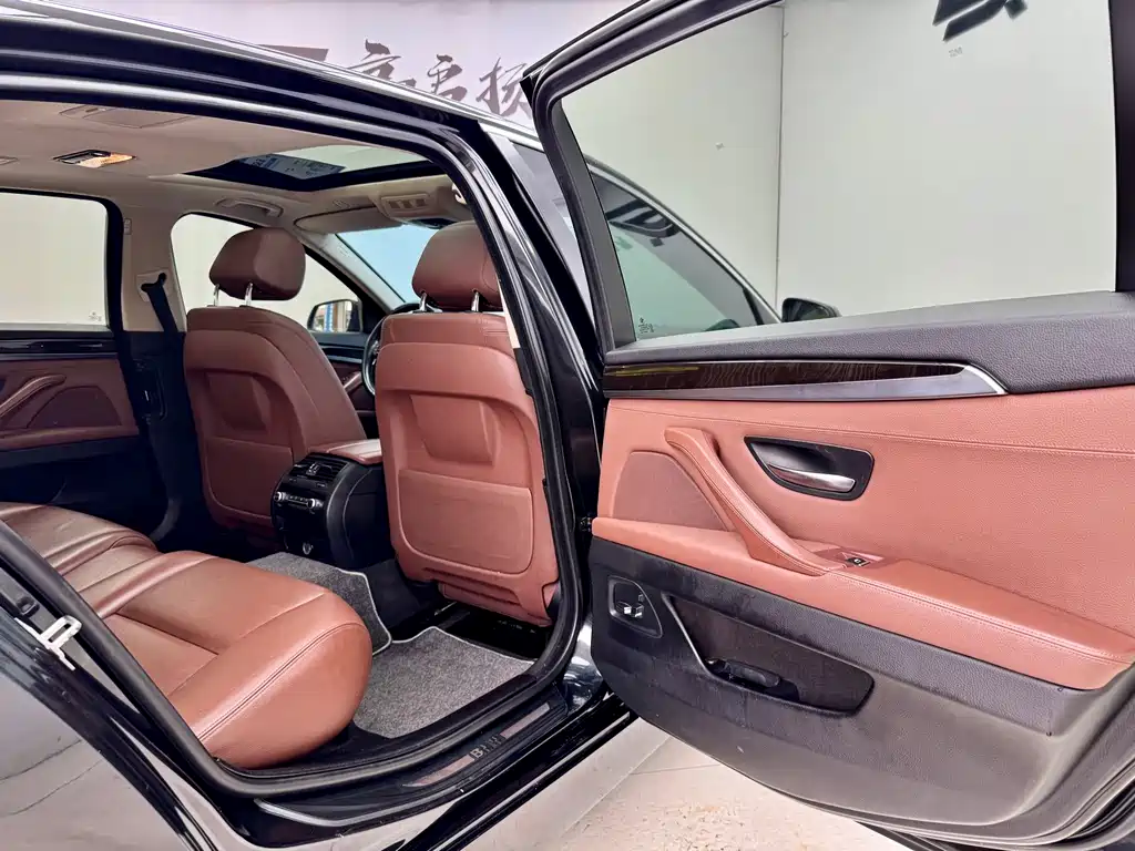 BMW 5 Series 2015 — фото 11