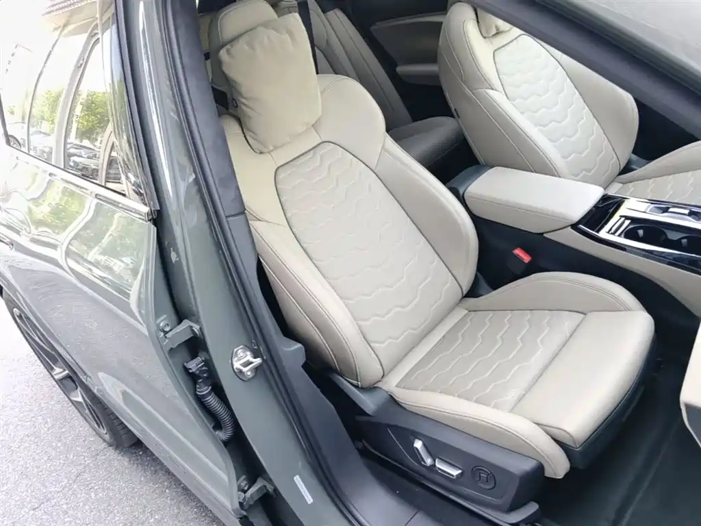Audi Q6L e-tron 2025 — фото 25