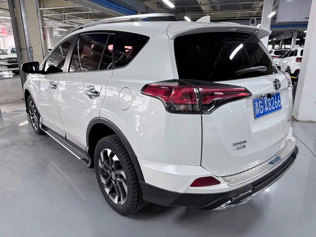 Toyota RAV4 2018 — фото 17