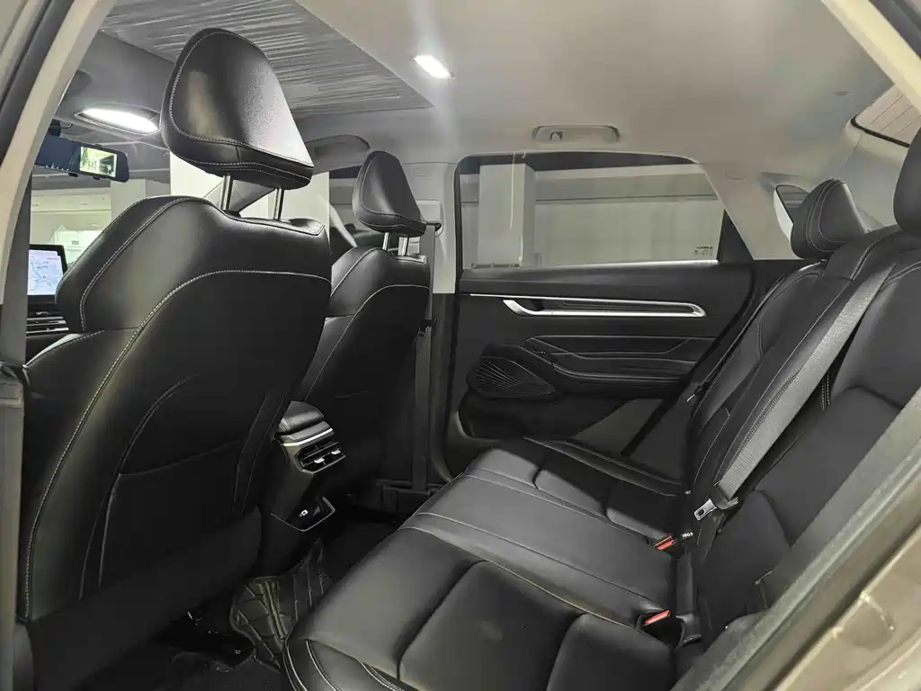 Geely Emgrand 2025