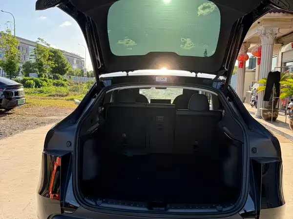 Tesla Model Y 2025