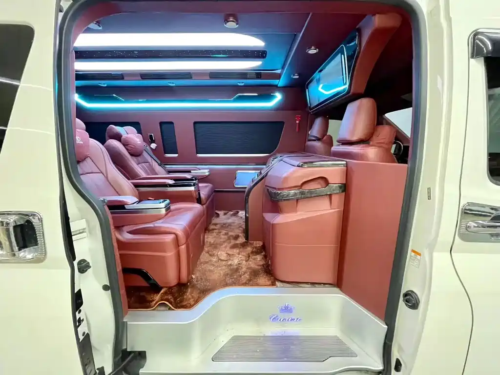 Toyota Hiace 2023 — фото 10