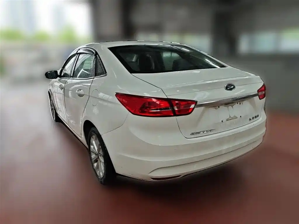 Ford Escort 2015 — фото 9