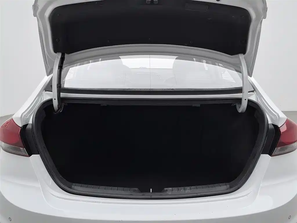 Hyundai Elantra 2018 — фото 16