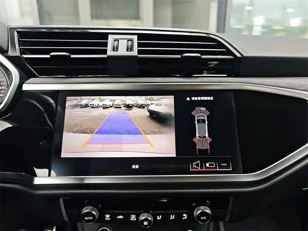 Audi Q3 Sportback 2023 — фото 11