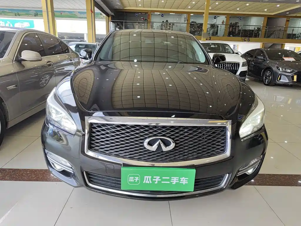 Infiniti Q70 2019