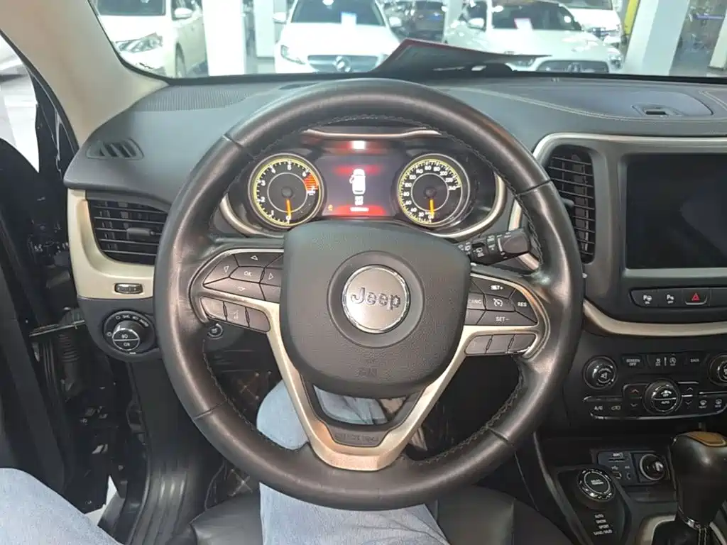Jeep Cherokee 2018 — фото 11