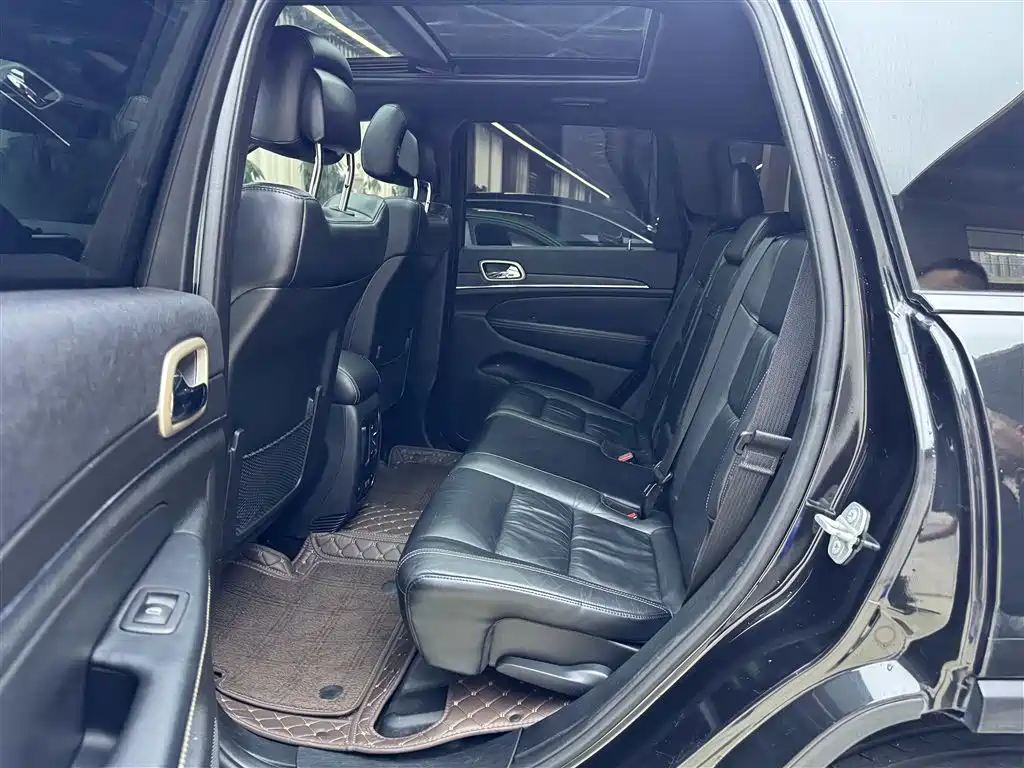 Jeep Grand Cherokee 2016 — фото 11