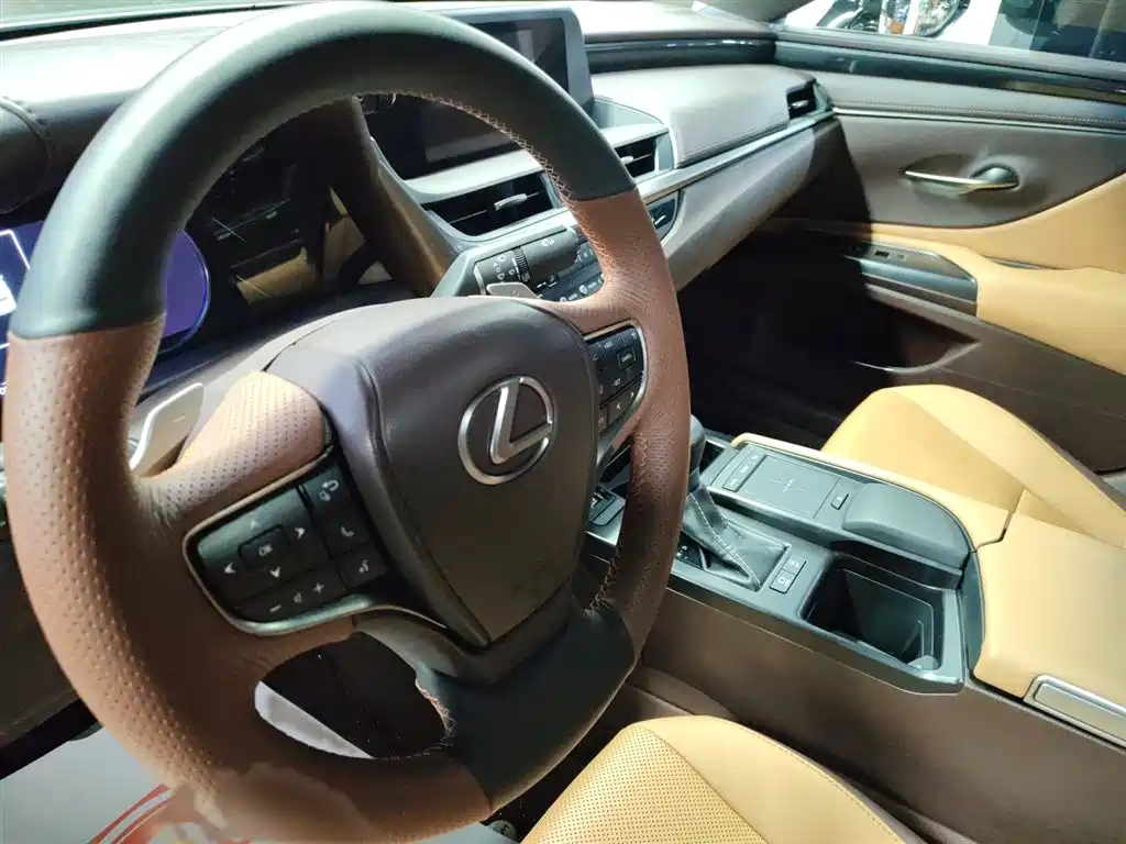 Lexus ES 2020 — фото 10