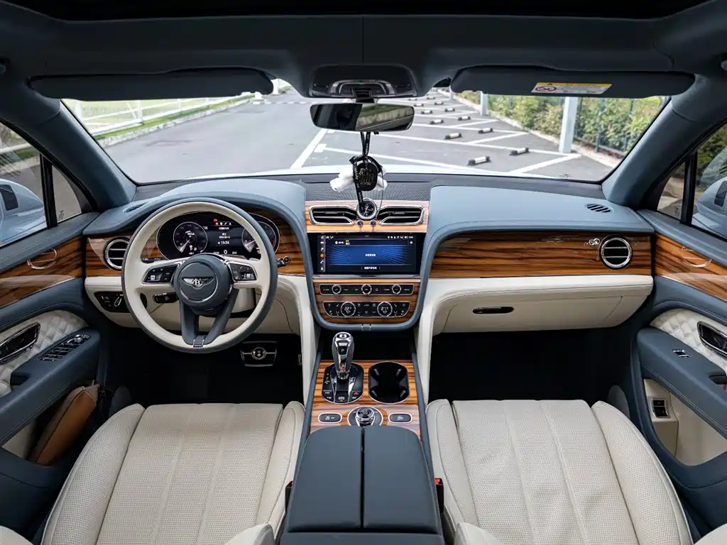 Bentley Bentayga 2023 — фото 10