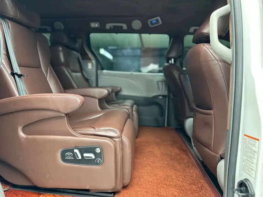 Toyota Sienna 2017 — фото 6