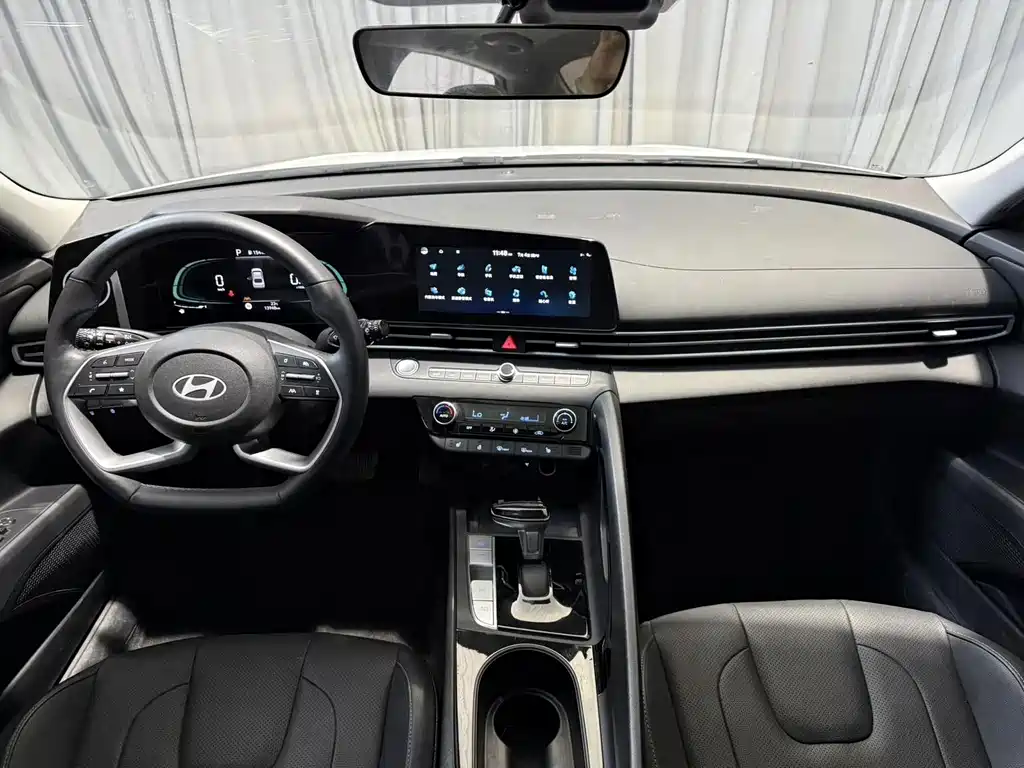 Hyundai Elantra 2023 — фото 15