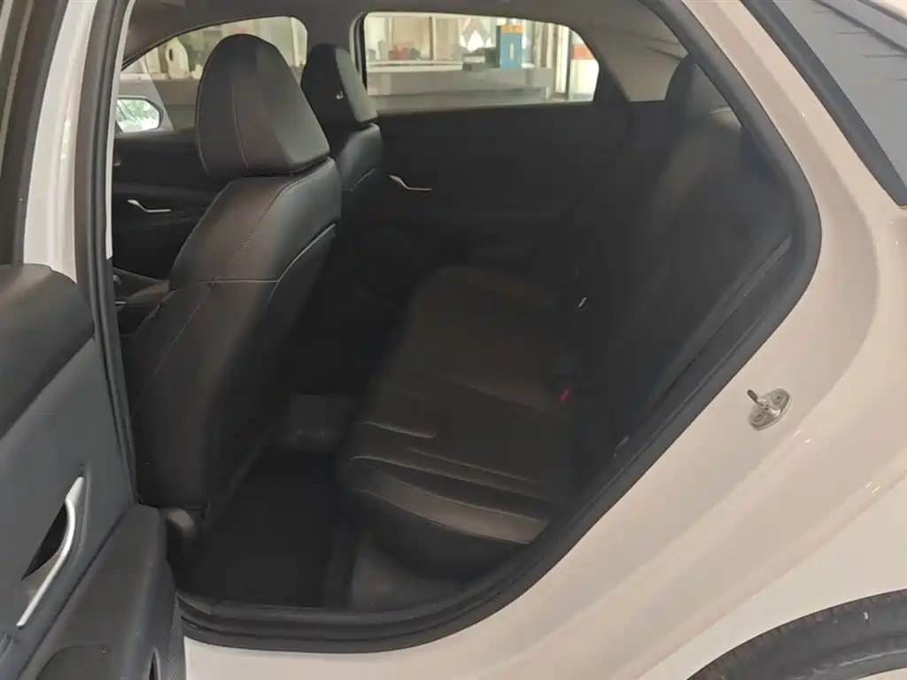 Hyundai Elantra 2023 — фото 17