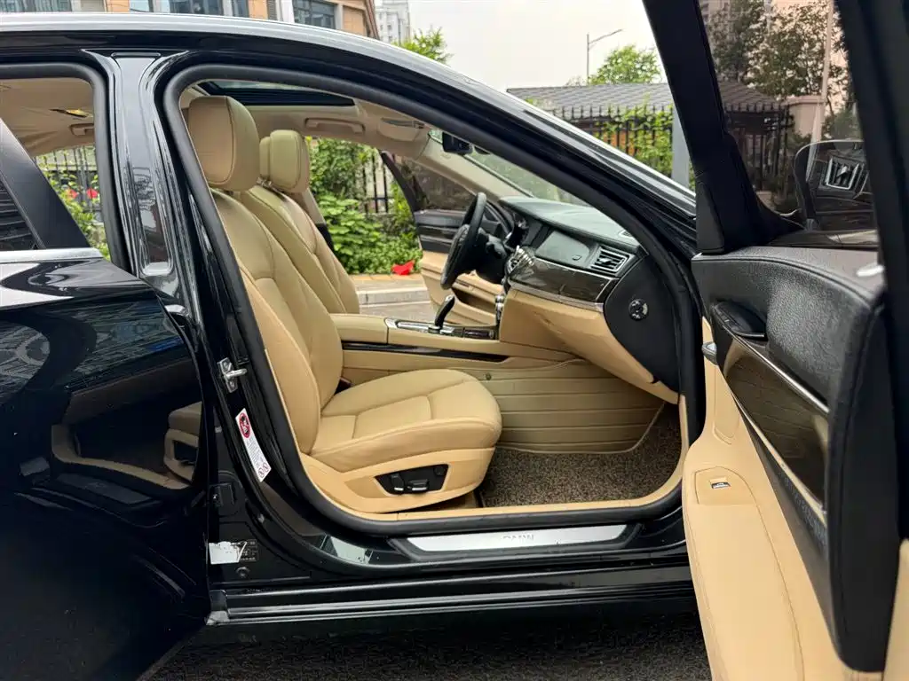 BMW 7 Series 2012 — фото 13