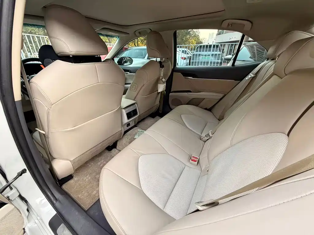 Toyota Camry 2018 — фото 10