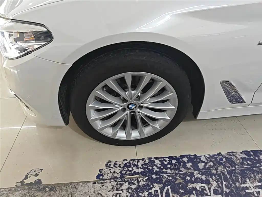 BMW 5 Series 2018 — фото 23