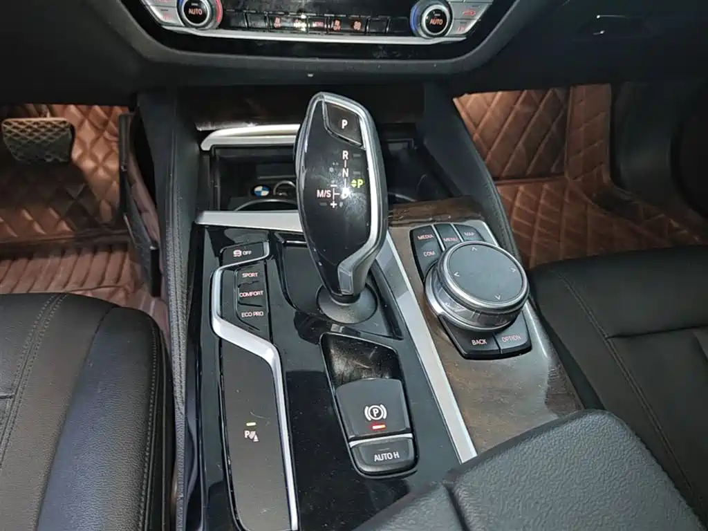 BMW 5 Series 2018 — фото 14