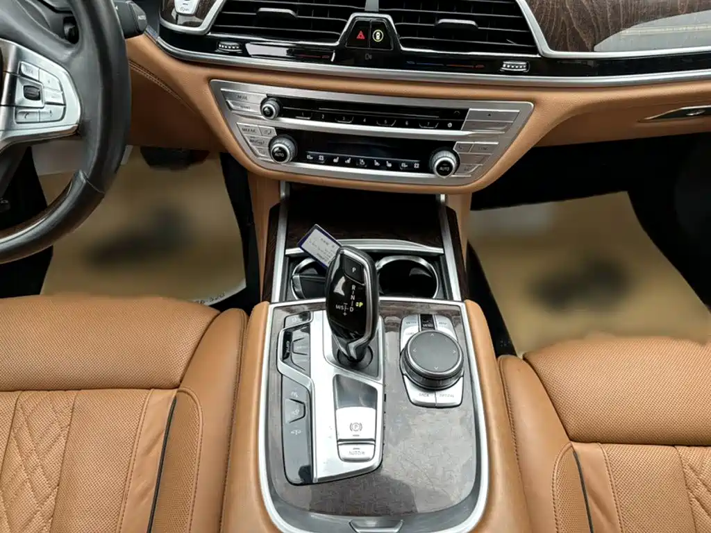 BMW 7 Series 2017 — фото 19