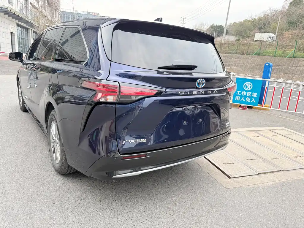 Toyota Sienna 2022 — фото 2