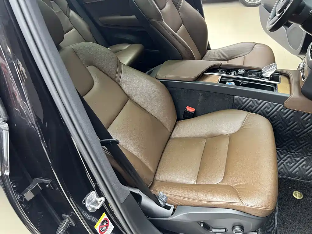 Volvo XC90 2020 — фото 14