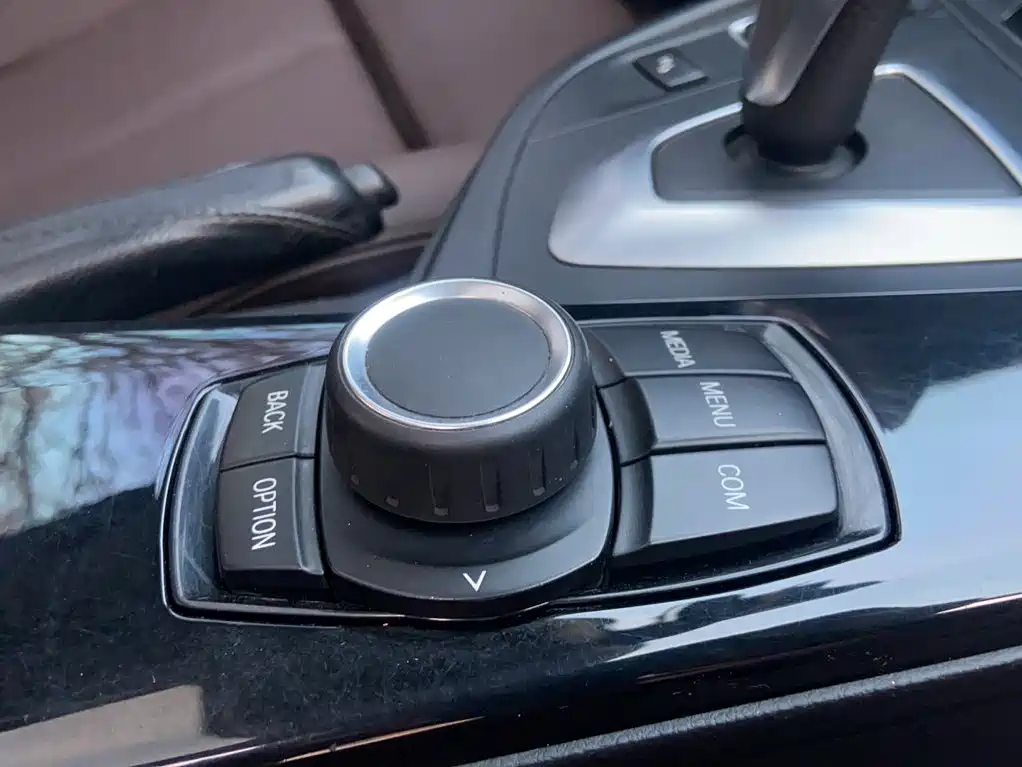 BMW 3 Series 2018 — фото 21