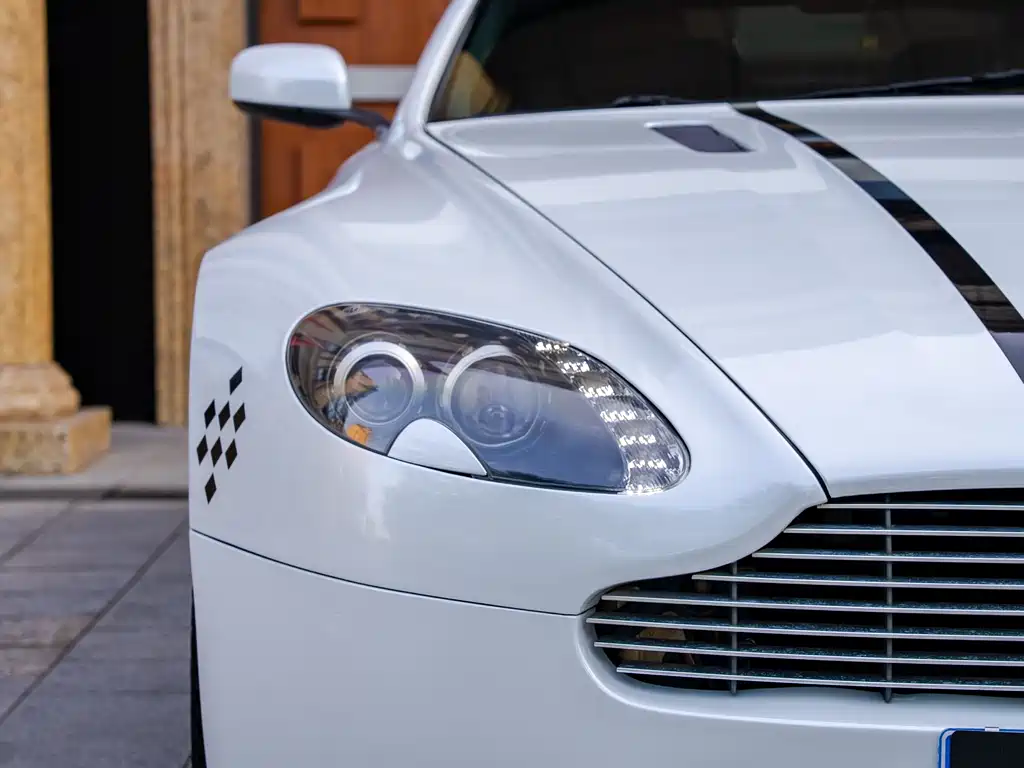 Aston Martin V8 Vantage 2010 — фото 8