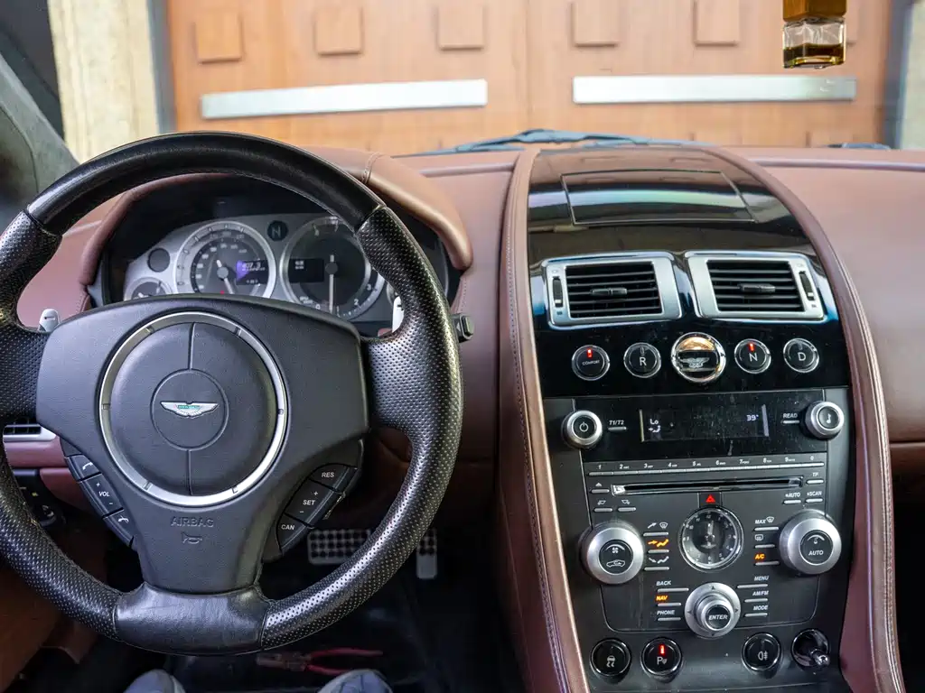 Aston Martin V8 Vantage 2010 — фото 12