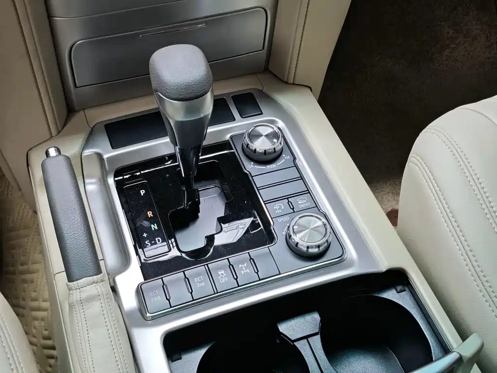 Toyota Land Cruiser 2020 — фото 13