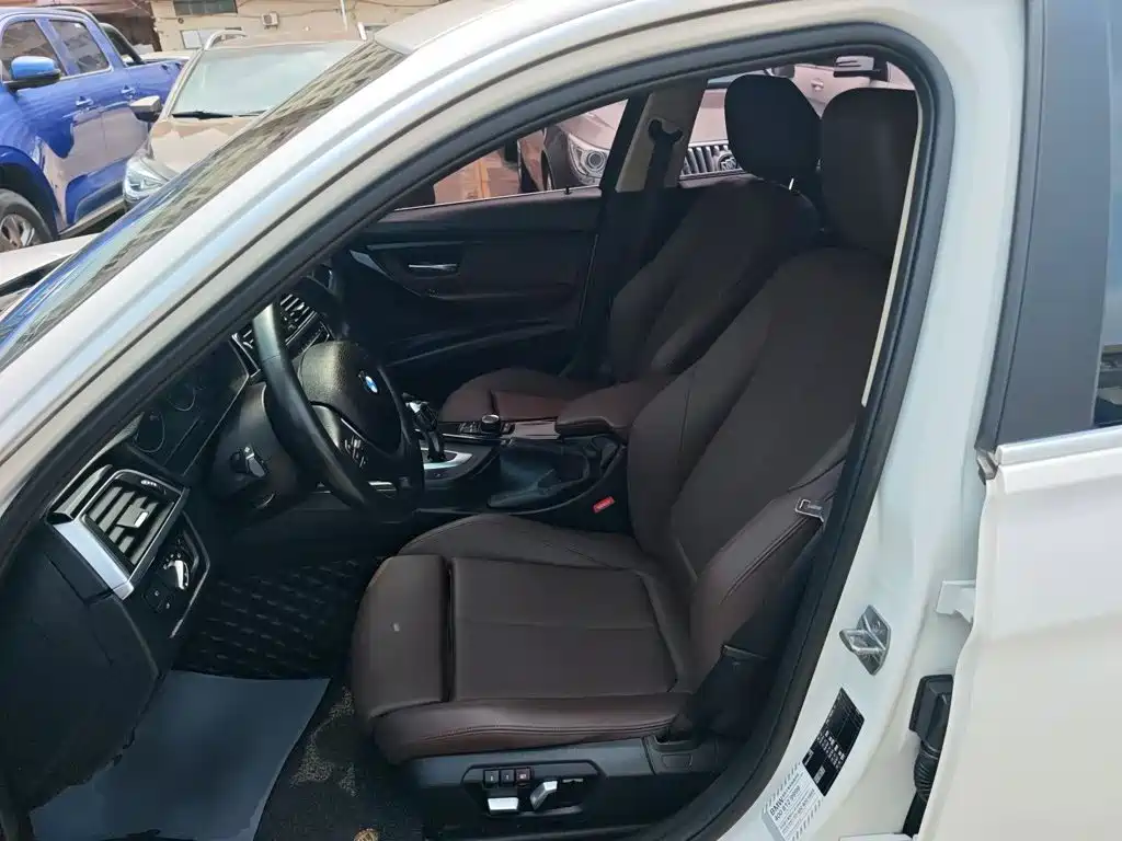 BMW 3 Series 2018 — фото 15