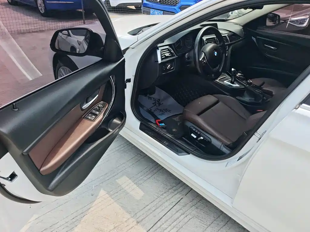 BMW 3 Series 2018 — фото 16