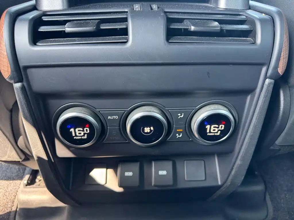 Land Rover Defender 2023 — фото 14